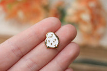 Lade das Bild in den Galerie-Viewer, Emaille Pin - Shima-enaga - Schwanzmeise - Japanese Snow Fairy Bird - Kleine Meise - Special Edition - Filler Pin