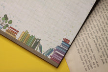 Lade das Bild in den Galerie-Viewer, Notizblock - Regenbogen Bücherregal - Block für Leseratten - Briefpapier - DIN A5 - 50 Seiten - kariert
