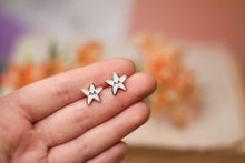 Lade das Bild in den Galerie-Viewer, Emaille Pin - Minipin - Stern - Kleiner Stern mit Perlmutt Schimmer - Gold oder Silber - Freundschaft, Liebe, Familie, Arbeit