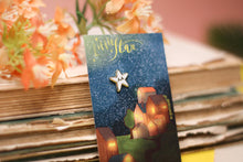 Lade das Bild in den Galerie-Viewer, Emaille Pin - Minipin - Stern - Kleiner Stern mit Perlmutt Schimmer - Gold oder Silber - Freundschaft, Liebe, Familie, Arbeit