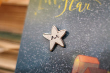 Lade das Bild in den Galerie-Viewer, Emaille Pin - Minipin - Stern - Kleiner Stern mit Perlmutt Schimmer - Gold oder Silber - Freundschaft, Liebe, Familie, Arbeit