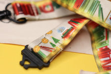 Lade das Bild in den Galerie-Viewer, Schlüsselband - Weihnachts Bücherregal - Sicherheitsverschluss - Eigene Illustrationen - Adventskalender befüllen - Weihnachtsfeier - xmas