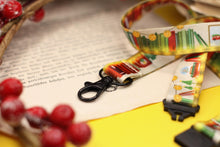 Lade das Bild in den Galerie-Viewer, Schlüsselband - Weihnachts Bücherregal - Sicherheitsverschluss - Eigene Illustrationen - Adventskalender befüllen - Weihnachtsfeier - xmas