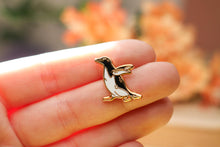 Lade das Bild in den Galerie-Viewer, Emaille Pin - Minipin - Pinguin - Weihnachten - Adventskalender befüllen