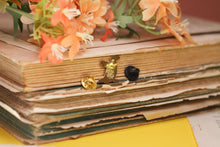 Lade das Bild in den Galerie-Viewer, Emaille Pin - Minipin - Pinguin - Weihnachten - Adventskalender befüllen