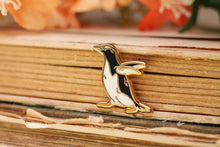 Lade das Bild in den Galerie-Viewer, Emaille Pin - Minipin - Pinguin - Weihnachten - Adventskalender befüllen