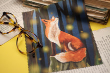 Lade das Bild in den Galerie-Viewer, Reinigungstuch - Fuchs mit Glühwürmchen - Wald - Microfasertuch für Brille, Bildschirm und Objektiv - Adventskalender - Eigene Illustration