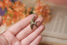 Lade das Bild in den Galerie-Viewer, Emaille Pin - Schwalbe - Special Edition - Filler Pin