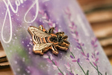 Lade das Bild in den Galerie-Viewer, Emaille Pin - Biene - Honigbiene - Special Edition - Filler Pin
