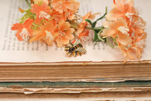 Lade das Bild in den Galerie-Viewer, Emaille Pin - Biene - Honigbiene - Special Edition - Filler Pin