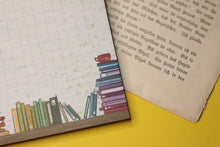 Lade das Bild in den Galerie-Viewer, Notizblock - Regenbogen Bücherregal - Block für Leseratten - Briefpapier - DIN A5 - 50 Seiten - kariert