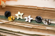 Lade das Bild in den Galerie-Viewer, Emaille Pin - Minipin - Stern - Kleiner Stern mit Perlmutt Schimmer - Gold oder Silber - Freundschaft, Liebe, Familie, Arbeit