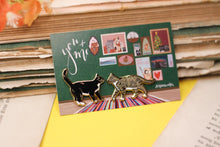 Lade das Bild in den Galerie-Viewer, Emaille Pin - Mister Paws und Baloo - Katzen Minipin - Einzeln oder als Set für zwei - Special Edition - Filler Pin
