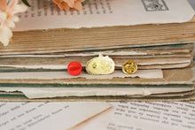 Lade das Bild in den Galerie-Viewer, Emaille Pin - Minipin - Fuchs schlafend - Tiny Little Forest Kollektion