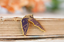 Lade das Bild in den Galerie-Viewer, Emaille Pin - Minipin - Fledermaus - Tiny Little Forest Kollektion