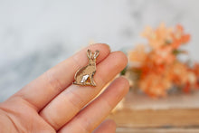 Lade das Bild in den Galerie-Viewer, Emaille Pin - Minipin - Feldhase - Tiny Little Forest Kollektion