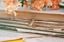 Lade das Bild in den Galerie-Viewer, Emaille Pin - Minipin - Feldhase - Tiny Little Forest Kollektion
