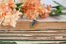 Lade das Bild in den Galerie-Viewer, Emaille Pin - Minipin - Eisvogel - Tiny Little Forest Kollektion