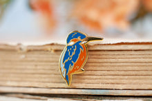 Lade das Bild in den Galerie-Viewer, Emaille Pin - Minipin - Eisvogel - Tiny Little Forest Kollektion