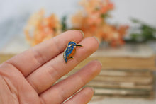 Lade das Bild in den Galerie-Viewer, Emaille Pin - Minipin - Eisvogel - Tiny Little Forest Kollektion