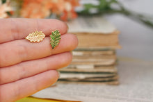 Lade das Bild in den Galerie-Viewer, Emaille Pin - Minipin - Eichenblatt - Tiny Little Forest Kollektion