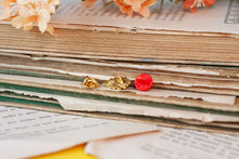 Lade das Bild in den Galerie-Viewer, Emaille Pin - Minipin - Eichenblatt - Tiny Little Forest Kollektion