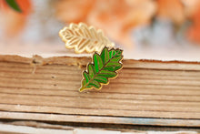 Lade das Bild in den Galerie-Viewer, Emaille Pin - Minipin - Eichenblatt - Tiny Little Forest Kollektion