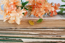 Lade das Bild in den Galerie-Viewer, Emaille Pin - Minipin - Eichenblatt - Tiny Little Forest Kollektion