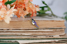 Lade das Bild in den Galerie-Viewer, Emaille Pin - Minipin - Elster - Tiny Little Forest Kollektion