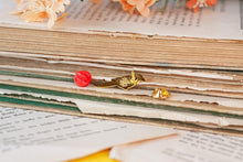 Lade das Bild in den Galerie-Viewer, Emaille Pin - Minipin - Elster - Tiny Little Forest Kollektion