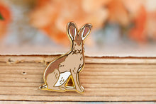 Lade das Bild in den Galerie-Viewer, Emaille Pin - Minipin - Feldhase - Tiny Little Forest Kollektion