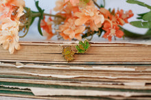 Lade das Bild in den Galerie-Viewer, Emaille Pin - Minipin - Ahorn Blatt - Tiny Little Forest Kollektion
