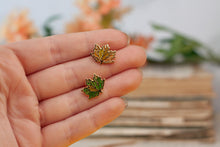 Lade das Bild in den Galerie-Viewer, Emaille Pin - Minipin - Ahorn Blatt - Tiny Little Forest Kollektion