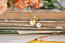 Lade das Bild in den Galerie-Viewer, Emaille Pin - Minipin - Ahorn Blatt - Tiny Little Forest Kollektion