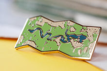 Lade das Bild in den Galerie-Viewer, Emaille Pin - Wanderkarte - Edersee Karte