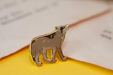 Lade das Bild in den Galerie-Viewer, Emaille Pin - Minipin - Wolf - Tiny Little Forest Kollektion