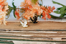 Lade das Bild in den Galerie-Viewer, Emaille Pin - Minipin - Rabe - Tiny Little Forest Kollektion