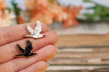 Lade das Bild in den Galerie-Viewer, Emaille Pin - Minipin - Rabe - Tiny Little Forest Kollektion