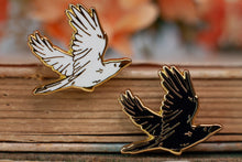 Lade das Bild in den Galerie-Viewer, Emaille Pin - Minipin - Rabe - Tiny Little Forest Kollektion