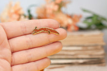 Lade das Bild in den Galerie-Viewer, Emaille Pin - Minipin - Eichhörnchen - Tiny Little Forest Kollektion