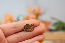 Lade das Bild in den Galerie-Viewer, Emaille Pin - Minipin - Schnecke - Tiny Little Forest Kollektion