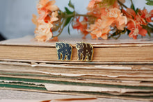 Lade das Bild in den Galerie-Viewer, Emaille Pin - Minipin - Braunbär Schwarzbär - Tiny Little Forest Kollektion