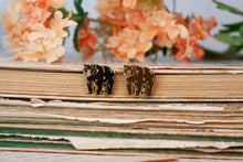 Lade das Bild in den Galerie-Viewer, Emaille Pin - Minipin - Braunbär Schwarzbär - Tiny Little Forest Kollektion