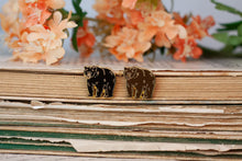 Lade das Bild in den Galerie-Viewer, Emaille Pin - Minipin - Braunbär Schwarzbär - Tiny Little Forest Kollektion