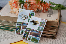 Lade das Bild in den Galerie-Viewer, Emaille Pin - Minipin - Schwan - Schwarz oder Weiß