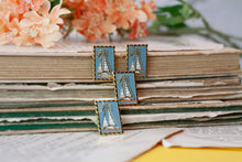 Lade das Bild in den Galerie-Viewer, Emaille Pin - Minipin - Segelboot - Verschiedene Farben