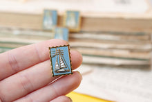Lade das Bild in den Galerie-Viewer, Emaille Pin - Minipin - Segelboot - Verschiedene Farben