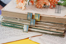 Lade das Bild in den Galerie-Viewer, Emaille Pin - Minipin - Segelboot - Verschiedene Farben