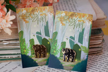 Lade das Bild in den Galerie-Viewer, Emaille Pin - Minipin - Braunbär Schwarzbär - Tiny Little Forest Kollektion