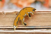 Lade das Bild in den Galerie-Viewer, Emaille Pin - Minipin - Fuchs springend - Tiny Little Forest Kollektion